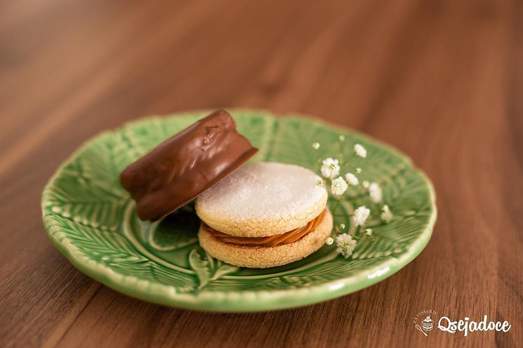 Deliciosos alfajores tradicionais com recheio de doce de leite e cobertura de chocolate.