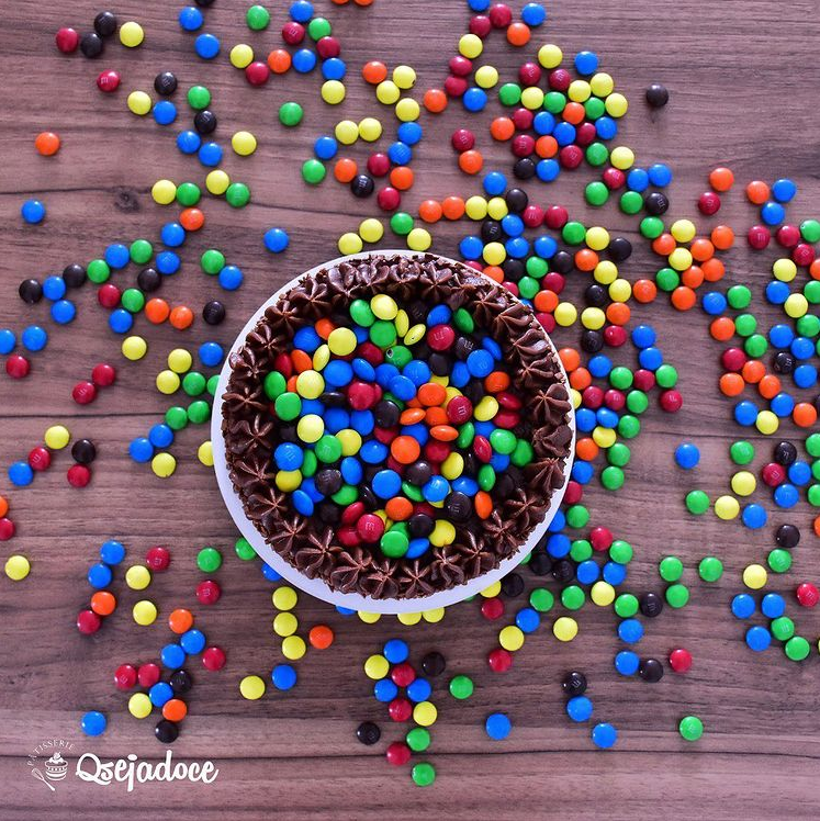 Bolo de brigadeiro belga com cobertura de M&M's®. Que seus dias sejam tão coloridos quanto esta foto!!!