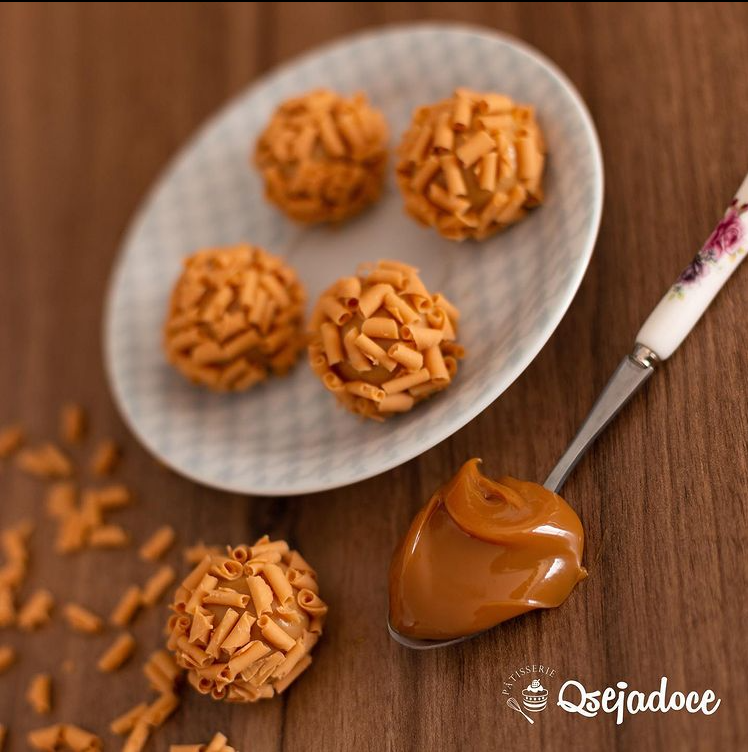 Brigadeiro de doce de leite coberto com blossoms de caramelo Callebaut®.