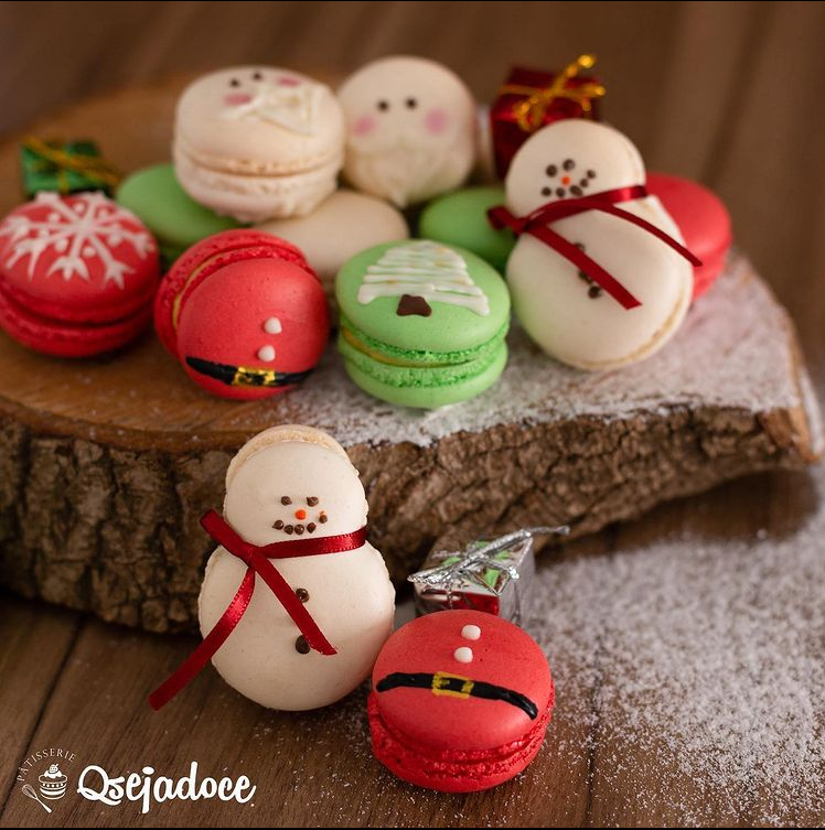 Deliciosos macarons decorados no tema Natal.